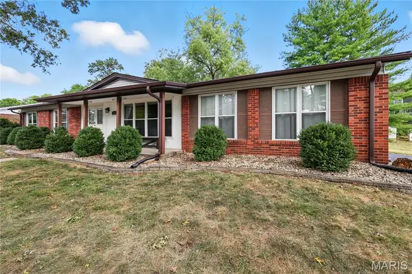 1014 Fernway LN, Creve Coeur, MO 63141