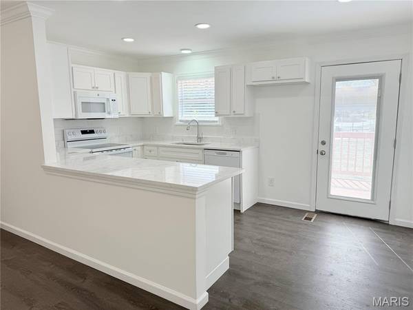 1404 San Miguel LN, Fenton, MO 63026