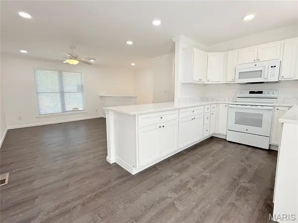 1404 San Miguel LN, Fenton, MO 63026