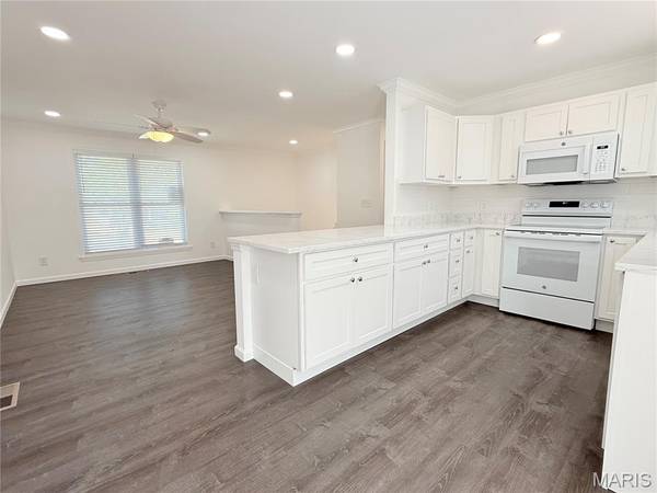 1404 San Miguel LN, Fenton, MO 63026