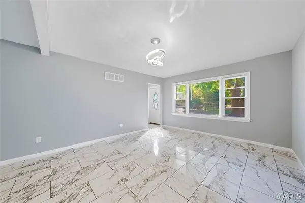 6883 Dartmouth AVE, University City, MO 63130