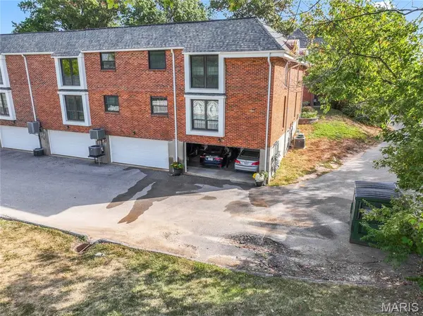 920 Claytonbrook DR #3, Ballwin, MO 63011