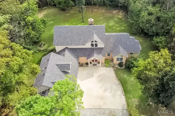 2407 Timber CRK, St Jacob, IL 62281