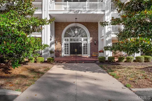 970 N Spoede RD #24, Creve Coeur, MO 63146