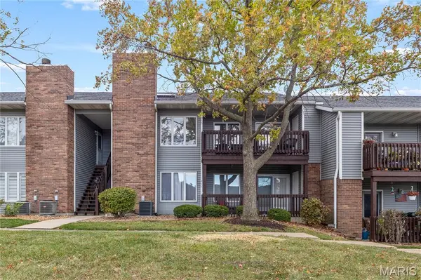 915 King DR #2C, St Charles, MO 63303