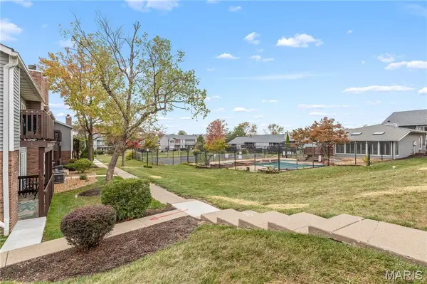 915 King DR #2C, St Charles, MO 63303