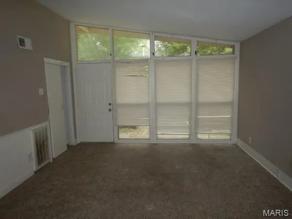 8401 Saint Olaf DR, St Louis, MO 63134