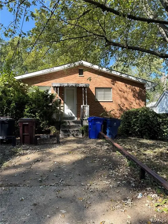 3329 W Milton AVE,  Breckenridge Hills,  MO 63114