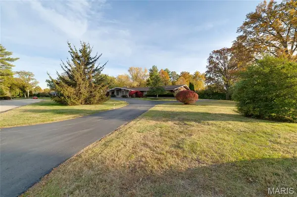 2 Country Estates PL, Frontenac, MO 63131
