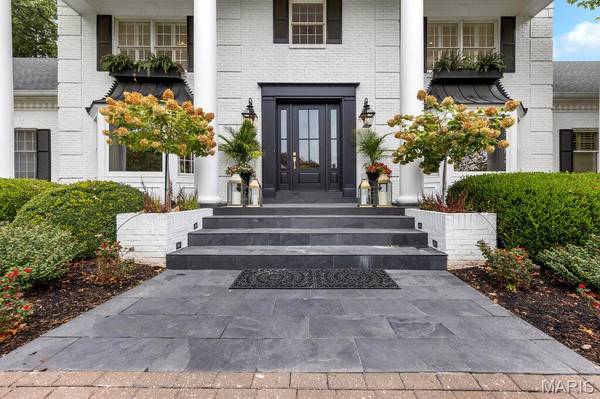 1106 Wheaton Hill CT, Town And Country, MO 63131