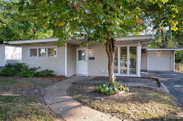 6 Redwood DR, Florissant, MO 63031