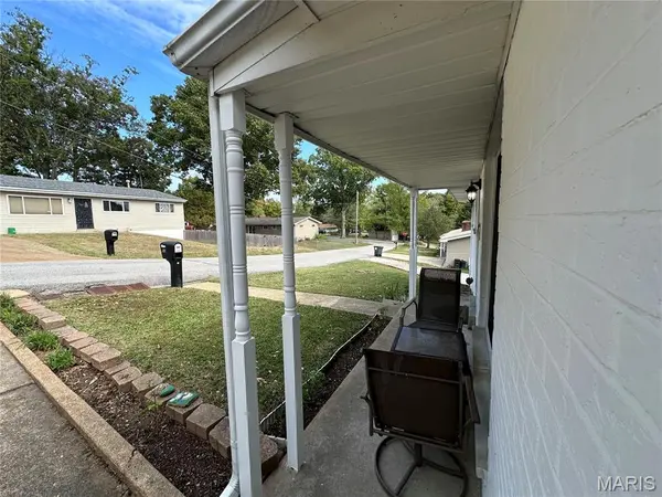 57 Lois LN, Fenton, MO 63026