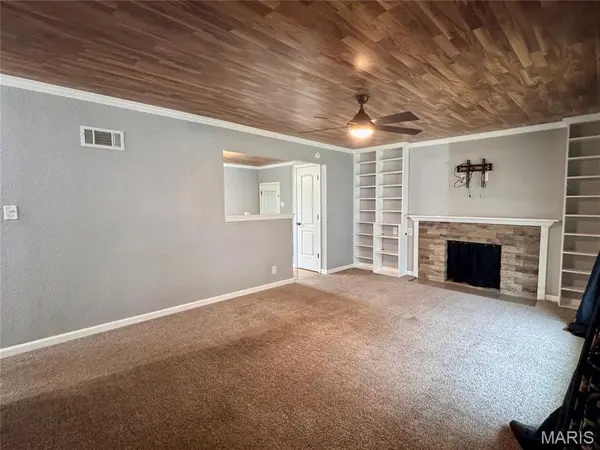 57 Lois LN, Fenton, MO 63026