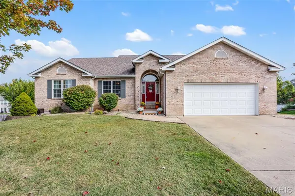 22 Oak Valley DR, Maryville, IL 62062