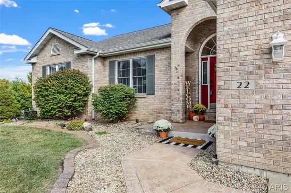 22 Oak Valley DR, Maryville, IL 62062