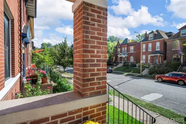 4139 Russell BLVD, St Louis, MO 63110