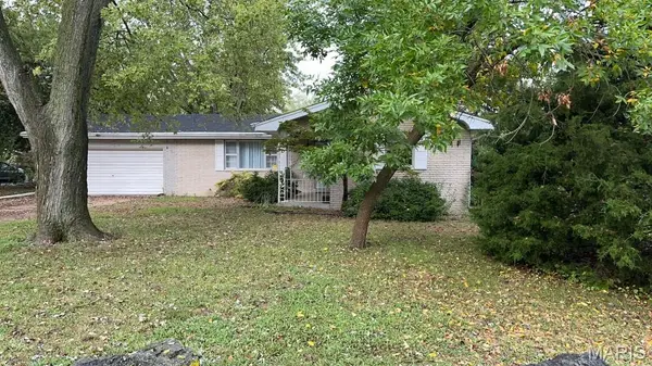 804 Dolphin DR, Highland, IL 62249