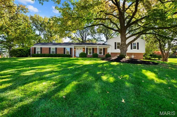 540 Fairways CIR, Creve Coeur, MO 63141