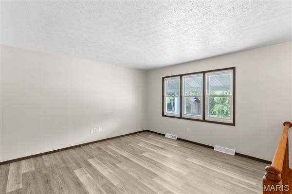 63 Glendale DR, Glen Carbon, IL 62034