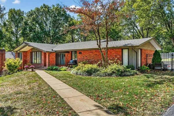 515 White Rose LN, Olivette, MO 63132