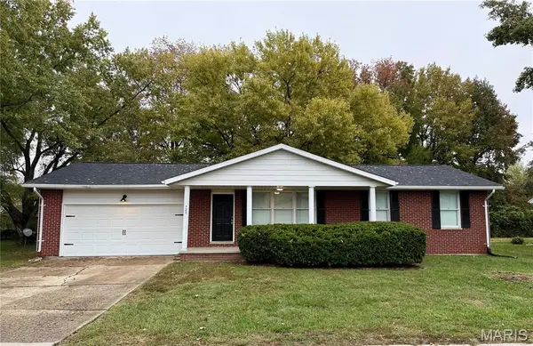 520 Country Meadow LN, Belleville, IL 62221