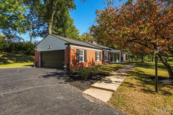 19 Villa Coublay, Frontenac, MO 63131
