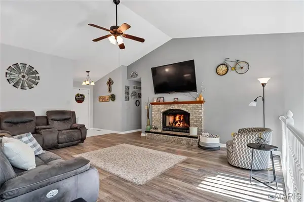 1095 Schumacher RD, Fenton, MO 63026