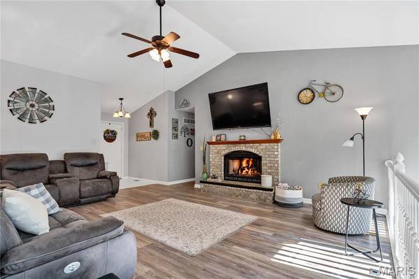 1095 Schumacher RD, Fenton, MO 63026