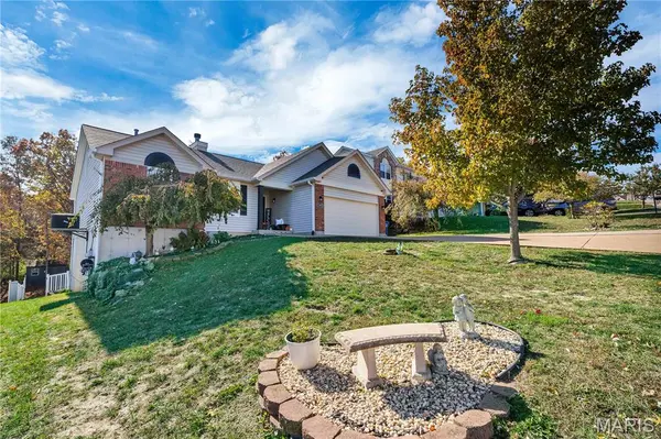 1095 Schumacher RD, Fenton, MO 63026