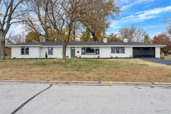 11 Hazelwood LN, Hazelwood, MO 63042