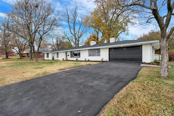 11 Hazelwood LN, Hazelwood, MO 63042