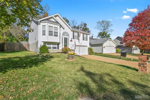 1047 Fenton Park DR, Fenton, MO 63026