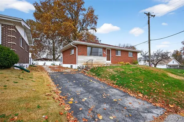 6902 Howdershell RD, Hazelwood, MO 63042