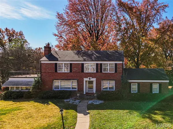 32 Berkshire DR, Richmond Heights, MO 63117