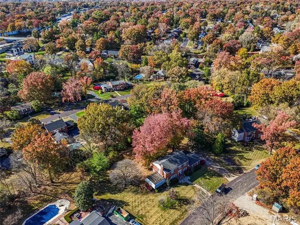 32 Berkshire DR, Richmond Heights, MO 63117