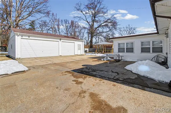 8239 Cadillac LN, St Louis, MO 63134