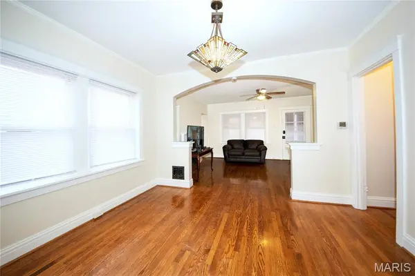 18 Sunset CT, Pasadena Park, MO 63121