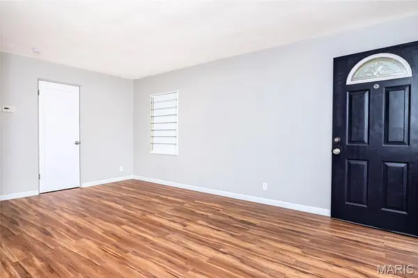 9721 Shuffle DR, St Louis, MO 63123