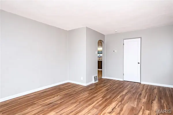 9721 Shuffle DR, St Louis, MO 63123