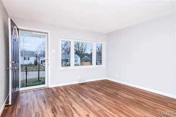 9721 Shuffle DR, St Louis, MO 63123