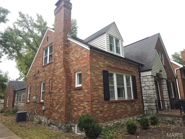 2940 Moniteau DR, St Louis, MO 63121