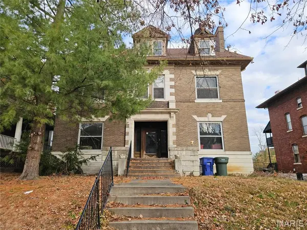 17 Windermere PL, St Louis, MO 63112