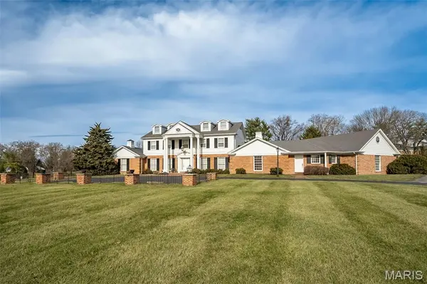 44 Muirfield LN, Town And Country, MO 63141