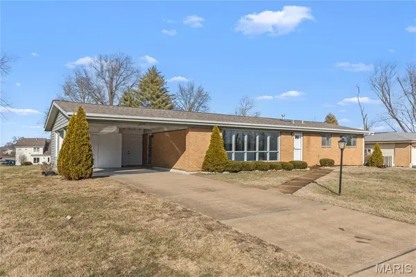 9479 Indian Meadows DR, Olivette, MO 63132