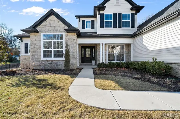 529 Long Acres LN, Olivette, MO 63132