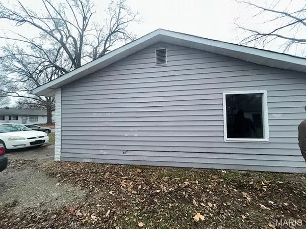 113 Saint James LN, Cahokia, IL 62206
