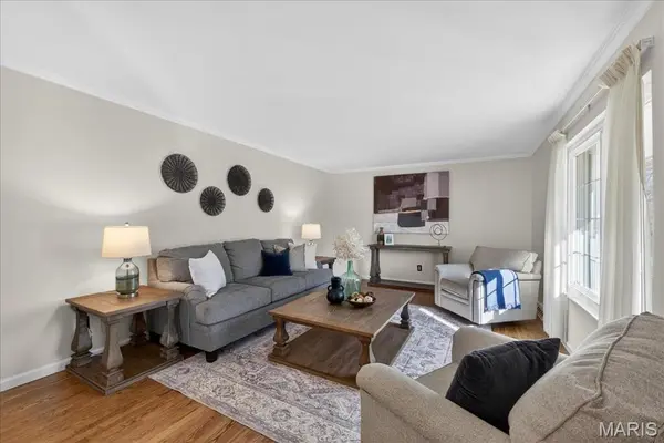 1011 Ferngate LN, Creve Coeur, MO 63141