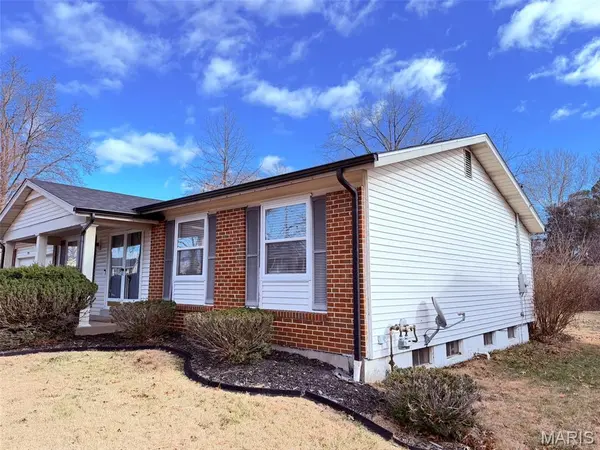 1864 Redcoat DR, Maryland Heights, MO 63043