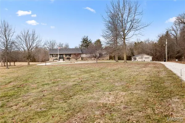12199 Niemeyer TRL, Butler, IL 62015