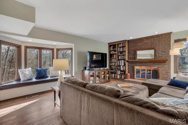 710 Briarfarm LN, Kirkwood, MO 63122